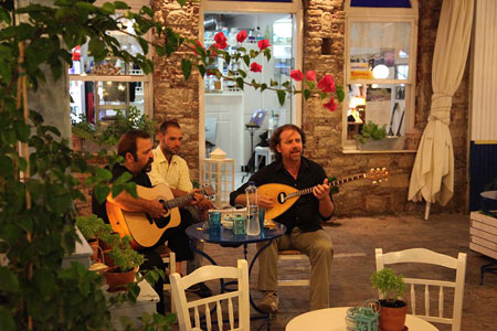 Samos adasında Taverna Yunan gecesi